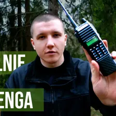 Mężczyzna trzyma radiostację Baofeng w lesie. Napis na ekranie informuje "Jak legalnie używać Baofenga".