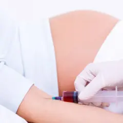 Pobieranie krwi u ciężarnej w 15 tygodniu ciąży. Badanie krwi jest ważne dla zdrowia mamy i dziecka.