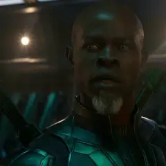 Djimon Hounsou dans Marvel, en guerrier Kree, prêt au combat avec son arme sur le dos.