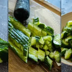 En hand krossar gurka med en mortel. Sedan hackas gurkan och läggs i en skål för en härlig smashad gurksallad.