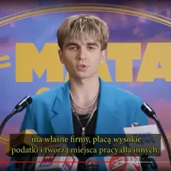 Młody mężczyzna w niebieskiej marynarce, z hasłem #MATA na tle. Mówi o firmach, podatkach i tworzeniu miejsc pracy.