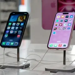 Dwa iPhone'y na wystawie sklepowej. Czyżby to zapowiedź podatku od smartfonów?
