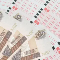Banknoty 200 zł leżą na kuponach lotto. Dowiedz się, jak sprawdzić datę ważności zdrapki i co zrobić, gdy termin minął.