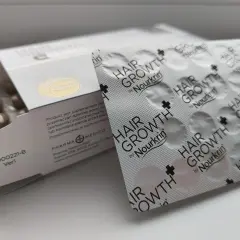 Suplement diety Nourkrin Hair Growth, zawierający proteoglikany na włosy, w blistrach i opakowaniu.