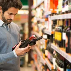 Czy wino ma datę ważności? Odkryj, jak długo możesz je pić