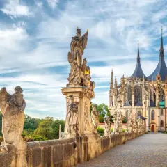 Barocke Statuen säumen den Weg zur beeindruckenden St. Barbara Kirche in Kutná Hora, ein Anblick, der Geschichte und Kunst vereint.