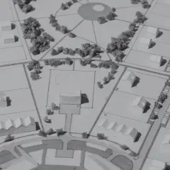 Model osiedla z domkami i drzewkami. Czekanie na warunki zabudowy może być długie, ale efekt końcowy jest tego wart.