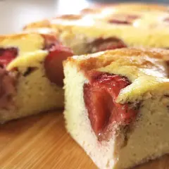 Pyszne ciasto keto z truskawkami, idealne na deser bez wyrzutów sumienia.