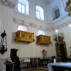 Interno della cappella reale a Portici, con due balconi dorati e decorazioni barocche.