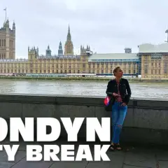 Kobieta na tle Parlamentu w Londynie. To idealny przykład, czym jest **city break co to** – krótki, intensywny wypad do miasta pełnego atrakcji.