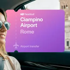 Kobieta w okularach przeciwsłonecznych jedzie samochodem w Rzymie. Na ekranie widnieje napis "Ciampino Airport Rome".