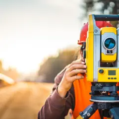 Kto to jest geodeta? Kluczowe informacje o ich roli i zadaniach