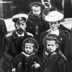 Kaiser Nikolaus II. mit seiner Familie. Die Kinder, darunter Olga, Tatjana, Maria, Anastasia und Alexei, posieren für ein Familienfoto.