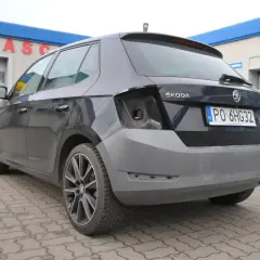 Szara Skoda Fabia z przygotowanym do malowania zderzakiem. Sprawdź malowanie zderzaka cenę i umów się na wizytę w serwisie.