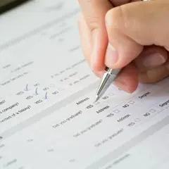 Dłoń z długopisem wypełnia formularz, zaznaczając odpowiedzi. Kluczowe jest tu prawidłowe wypełnienie dokumentu, np. identyfikacja zobowiązania PCC-3.