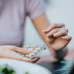 Dłoń trzyma kapsułkę, obok opakowanie tabletek. Czy to suplement diety, chrom na co?