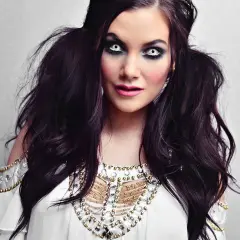 Sista minuten halloween sminkning med vita linser och mörkt sotat öga. En dramatisk look som passar perfekt för festen.