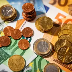 Euro monety i banknoty, w tym 1 euro i 50 centów. Choć Czarnogóra używa euro, nie jest członkiem strefy euro.