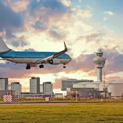 Jak się dostać z lotniska Amsterdam do centrum - najlepsze opcje transportu