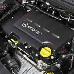Silnik Opel Ecotec 1.4 turbo. Zastanawiasz się, ile wytrzyma silnik 1.4 turbo Opel? Ten widok silnika pod maską może pomóc w ocenie jego stanu.