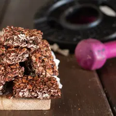 Barrette proteiche fatte in casa, perfette dopo l'allenamento. Avena, cacao e tanta energia per i tuoi muscoli.