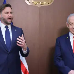 Der israelische Premierminister Benjamin Netanjahu und ein amerikanischer Beamter stehen vor einer Holzvertäfelung mit dem Staatswappen Israels.