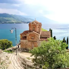 Kościół św. Jana w Kaneo, Macedonia, nad turkusowym jeziorem Ochrydzkim, przypominającym morze.