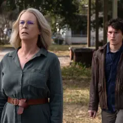 Laurie Strode i jej wnuk w finale "Halloween". Obsada filmu wygląda na zaniepokojoną.