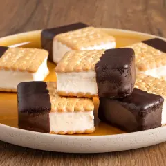 Biscotti gelato con oro Saiwa, una ricetta golosa: biscotti secchi ripieni di gelato e ricoperti di cioccolato fondente.