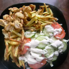 Ile kalorii ma kebab z frytkami? Zaskakujące różnice w kaloryczności