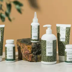 En samling hårvårdsprodukter med biotin, inklusive schampo, balsam, serum och kosttillskott för starkare hår.
