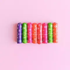 Tampones de colores alineados. ¿Por qué dura menos la regla con tampones? La absorción interna los hace eficientes.