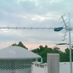 Anteny na dachu, gotowe do odbioru sygnału telewizji naziemnej. Wskazówki, jak znaleźć sygnał, są kluczowe dla dobrego obrazu.