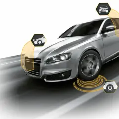Coche plateado en movimiento, con iconos que sugieren sistemas de asistencia y el concepto de alineamiento de ruedas para un viaje seguro.
