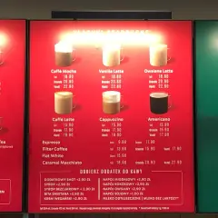 Menu kawowe Starbucks: Caffe Latte od 15,90 zł, Cappuccino od 15,90 zł, Americano od 13,90 zł. Ile kosztuje kawa w Czechach? Tutaj ceny w złotówkach.