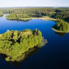 Zielone wyspy na błękitnym jeziorze. Ile jest wysp w Polsce? Tyle, ile pięknych krajobrazów jak ten.