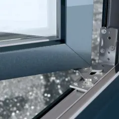 Mechanizm okna z ukrytymi zawiasami w oknach, zapewniający estetykę i bezpieczeństwo.