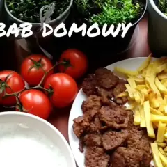 Z jakiego mięsa jest kebab? Poznaj sekrety składników i rodzajów mięsa w kebabie