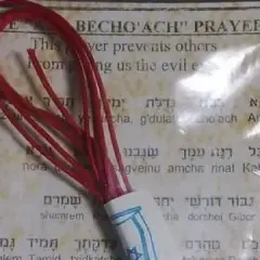 Czy czerwona nitka to grzech? Odkryj prawdę o jej znaczeniu