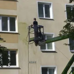Jak usunąć zielony nalot z elewacji - skuteczne metody i porady