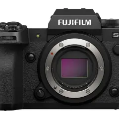 Czarny aparat Fujifilm XH2S z obiektywem.