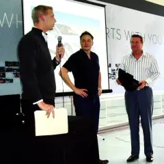 Elon Musk, jeden z tych, kto stworzył Teslę, stoi obok dwóch mężczyzn podczas prezentacji.
