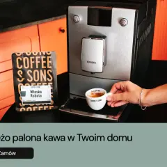 Kawa "Włoska Robota" od Coffee & Sons w filiżance, obok ekspresu. Idealna na "extra shot" na dobry dzień.