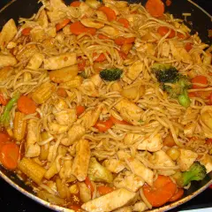 En smakrik kycklingwok med nudlar, morötter, broccoli och majskolvar i en härlig sås.