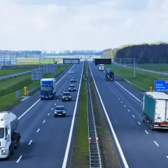 Na autostradzie A4, gdzie można jechać z różną prędkością, poruszają się ciężarówki i samochody osobowe.