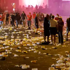 Teren po finale Ligi Mistrzów 2022 zasłany pustymi kubkami i butelkami.