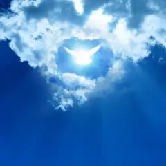 Jasny gołąb symbolizujący zesłanie Ducha Świętego przebija się przez chmury na tle błękitnego nieba.