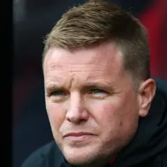 Eddie Howe, trener Newcastle, zamyślony na ławce rezerwowych.