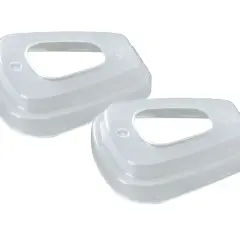 Dwa białe, plastikowe adaptery 3M 7502 do masek ochronnych.