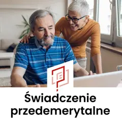 Szczęśliwa para seniorów analizuje dokumenty dotyczące zasiłku przedemerytalnego na laptopie.